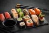 Ein elegant angerichteter Teller mit einer Auswahl an bunten, kunstvollen Special Rolls von Itoshii, im Vordergrund scharf, der Hintergrund leicht unscharf mit dem dezenten Ambiente des Restaurants.